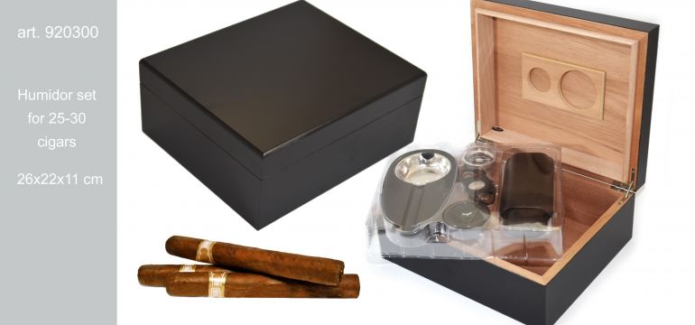 Хьюмидоры кедровые с набором: пепельница, гильотина, футляр для сигар.