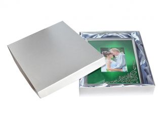 10902 ramka-na-zdjęcie-srebrna-kryształki-Swarovski-białe-kąt-Angle-zapakowane-w-eleganckie-pudełko-z-atłasem.jpg