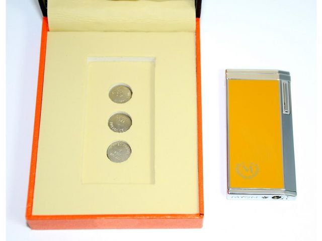 1831501 zapalniczka-Myon-dotykowa-żółta-żarowa-dodatkowe-zapasowe-baterie-w-pudełku.jpg
